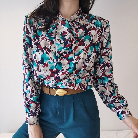 Medium vintage jabot collared floral blouse, blue, red and white retro top - Picture 1 of 8